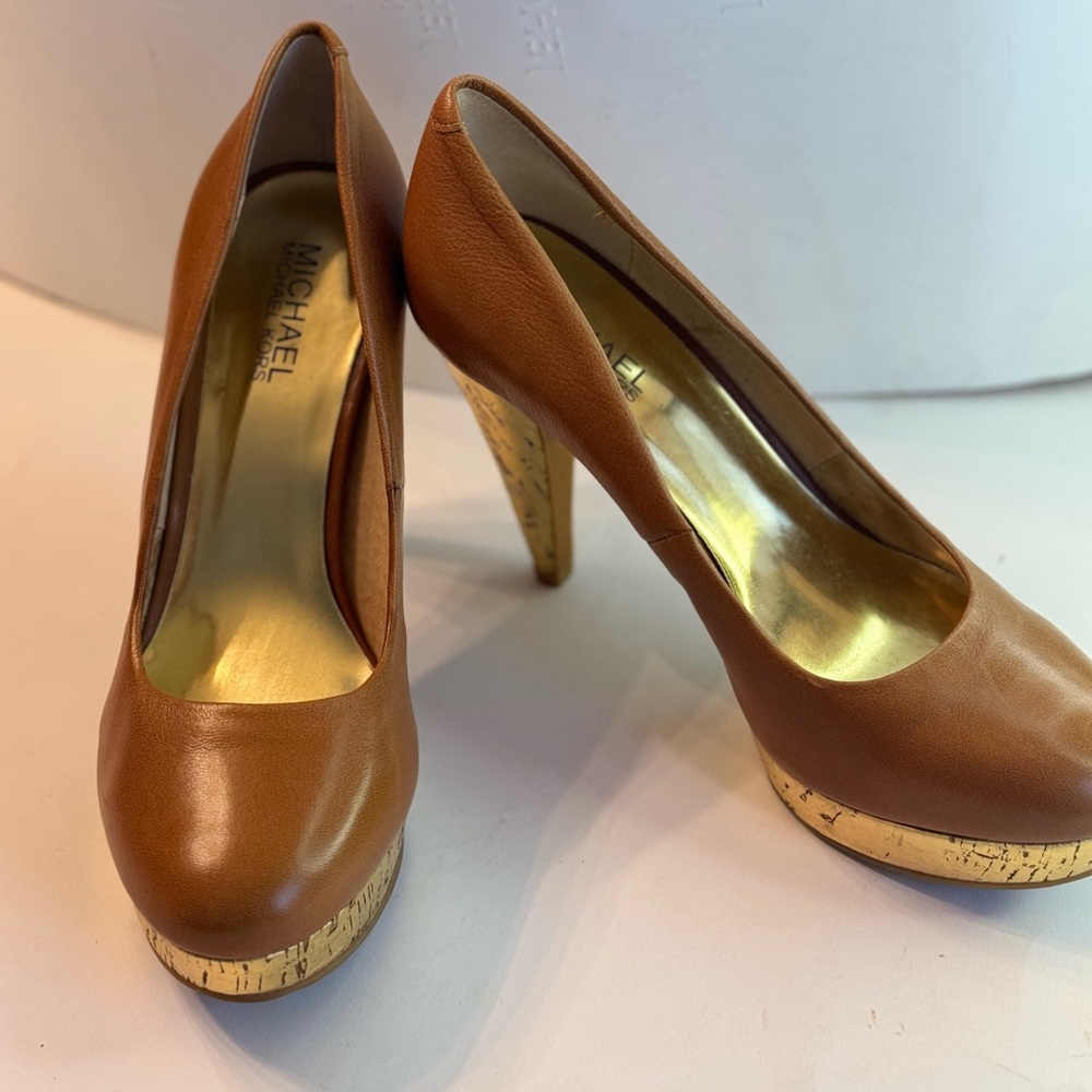 Michael Kors Camel platform Almond Toe Soze 6 M